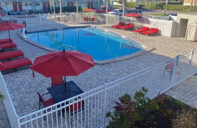 Great Relaxing Overnight Stay! Free Breakfast, Free Parking, Onsite Pool
