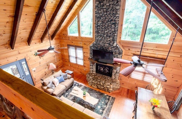 Pool Table/Hot Tub/Arcade/Huge Great room/Sleeps 9