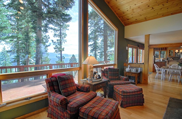 Great Tahoe Home con una cubierta de 60 pies y vista panorámica al lago Tahoe