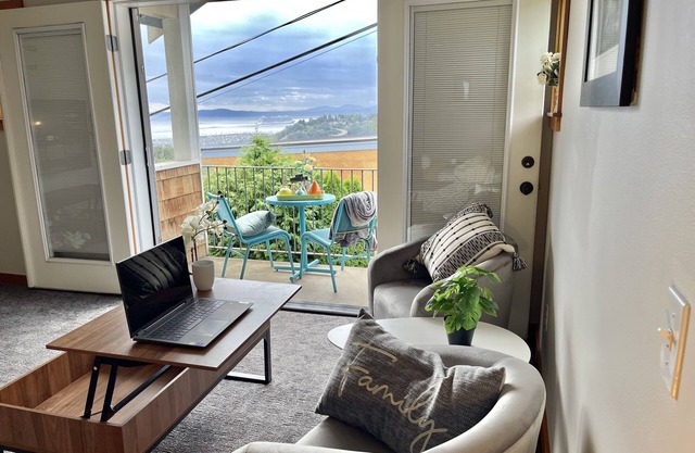 Great town home located in West Queen Anne With a great view of Elliott Bay