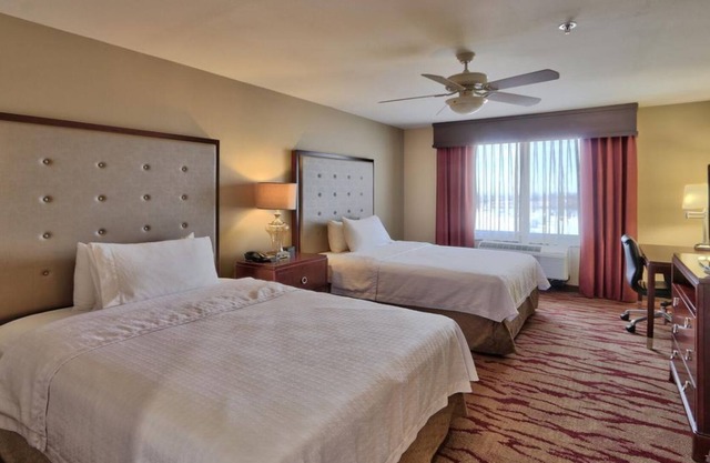 Great Travel! Three Units! Kitchenettes, Pool, Free Shuttle