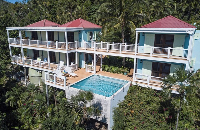 Great Turtle Villa ~ located in Coral Bay with pool & SOLAR