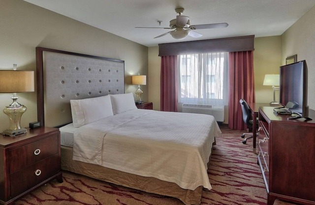 Great Vacation Escape! Comfy Unit! Parking and Pool!