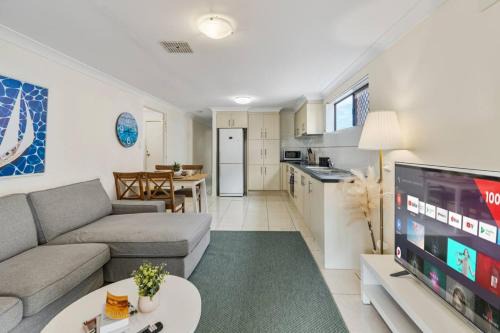 Great Value and Comfort Family Home 5 mins to Shops