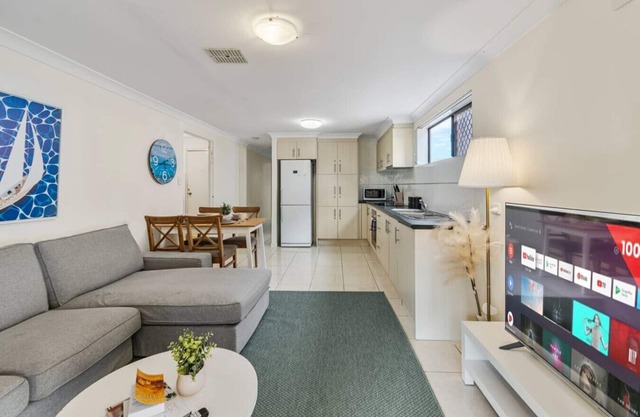 Great Value & Comfort Family Home 5 mins to Shops