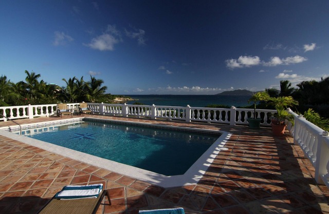 ¡Gran valor! Mainstay Villa @ Bay Elsie. ¡Frente al mar! Alquile como 1, 2, o 3 BR