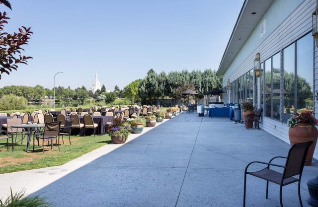 GREAT VIEW! IDAHO FALLS, 2 CHIC UNITS! POOL, SPA, JACUZZI!