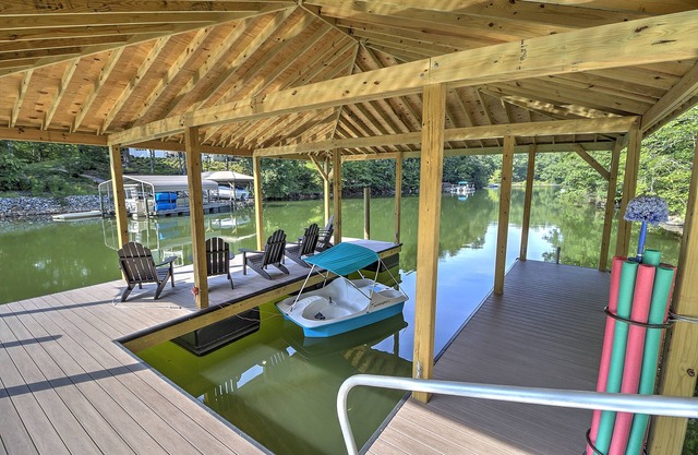 ¡LO MEJOR DEL GANADOR DEL LAGO! Frente al lago de aguas profundas, entorno privado, nuevo!