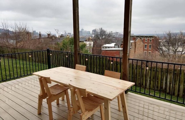 Excelentes vistas en OTR, mucho estacionamiento y gran patio.