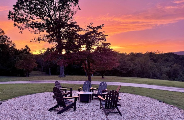 August Sale! Great Views on 20 ac, firepit, outdoor shower, XL deck, 2 kitchens