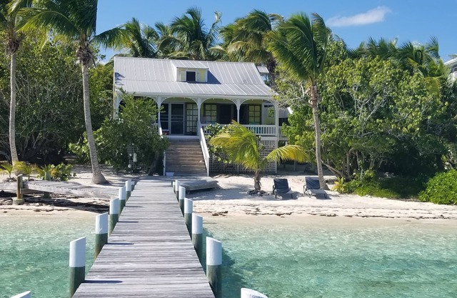 Green Bananas Cottage con playa de arena y muelle privado