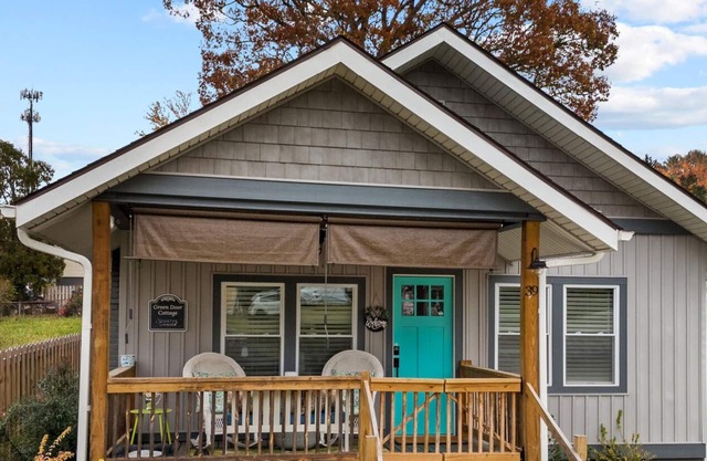 Green Door Cottage Charming Mid-Term Near Downtown Asheville