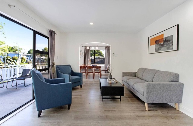 Green Family 5BR Retreat in Wattle Downs w Yard