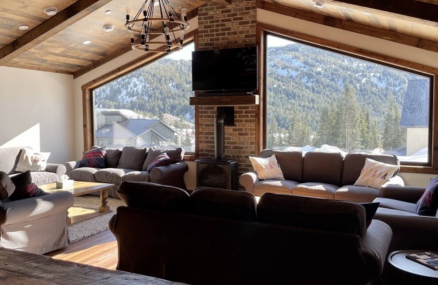 Green Giant A - Luxury mountain retreat 6 bdr, ski in/out, 9 pers hot tub,