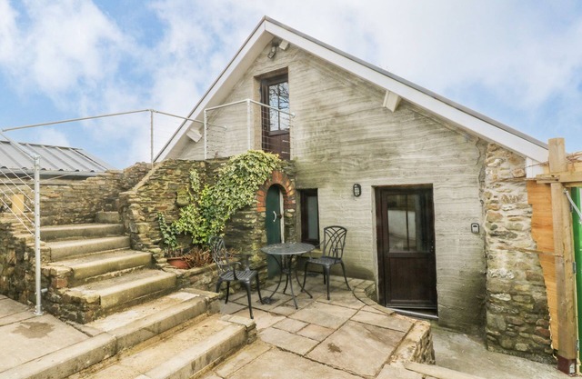 GREEN GROVE BARN, pet friendly, with a garden in Carmarthen