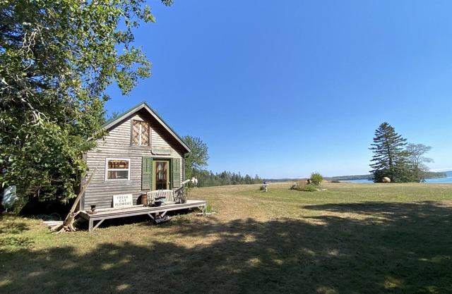 Green-House Cabin and Deck at Rossport by the Sea