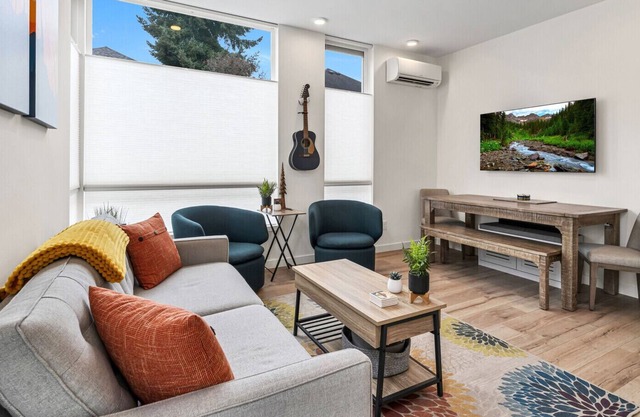 Green Lake 4-Level 2BR Townhome w Rooftop Deck