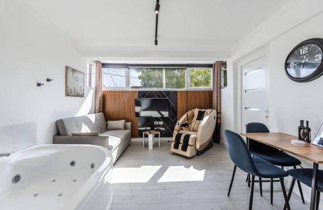 Green Luxe Suite 2 by PikHost