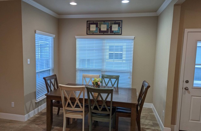 Green Mesa - Spacious 3 BR home in North Temple