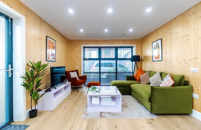 Green Mews 3 with Free Parking | By My Getaways