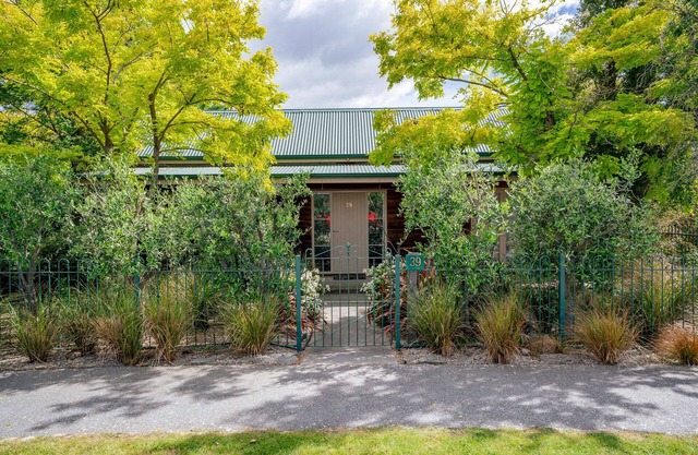 Green Oasis - Cromwell Holiday Home