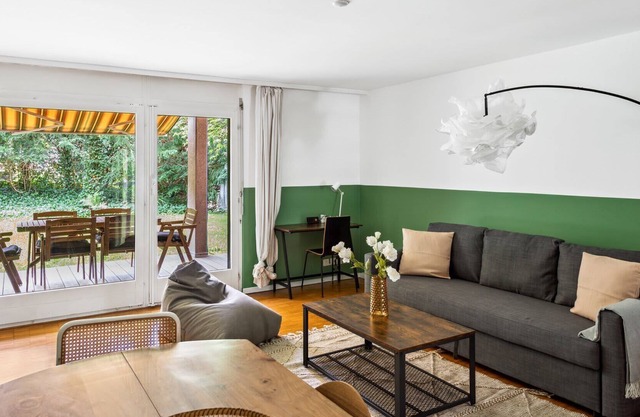 Spacious Apartment with a nice green terrace