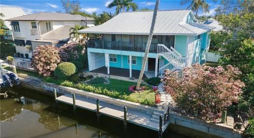 Green Turtle Boathouse HOT TUB view of the canal