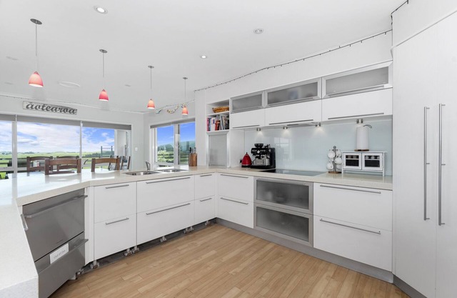 GREEN VIEW - PARUA BAY HOLIDAY HOME, pet friendly in Parua Bay