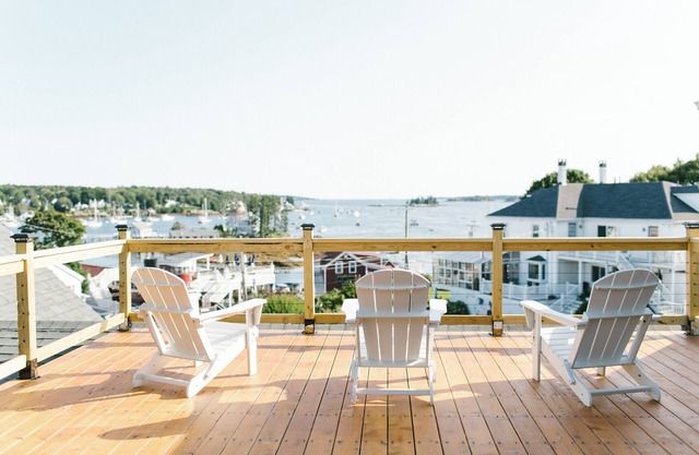 Boothbay Harbor Guy's Inn Room 4 Ocean views, fireplace, Down town