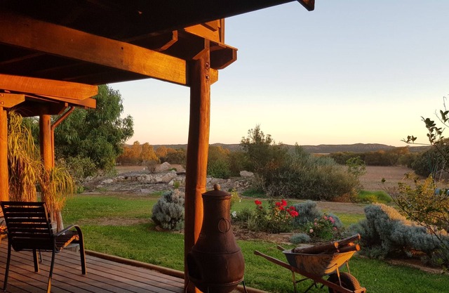 Calma relajada madera y tierra apisonada casa rural, perro amigable