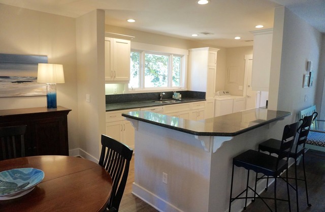 Greenslake Cottage con piscina comunitaria, cocina y baños renovados.