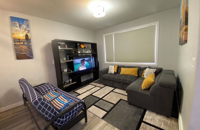 Greensville 1Bedroom, 3bed Spacious, Cozy Guest Suite in the Greens, East Regina