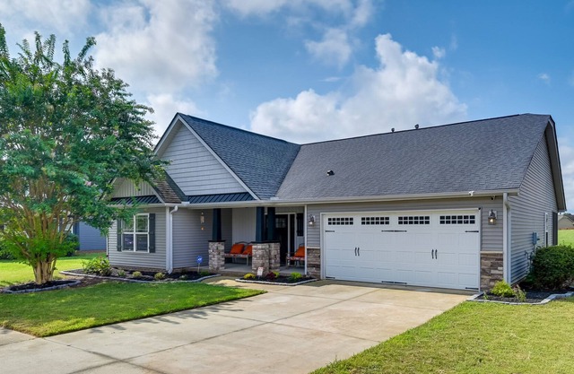 Greenville Getaway w/ Yard & Screened Porch!