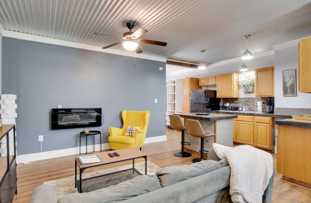 Greenwood Apt: 2 Mi to Self Regional Med Center!