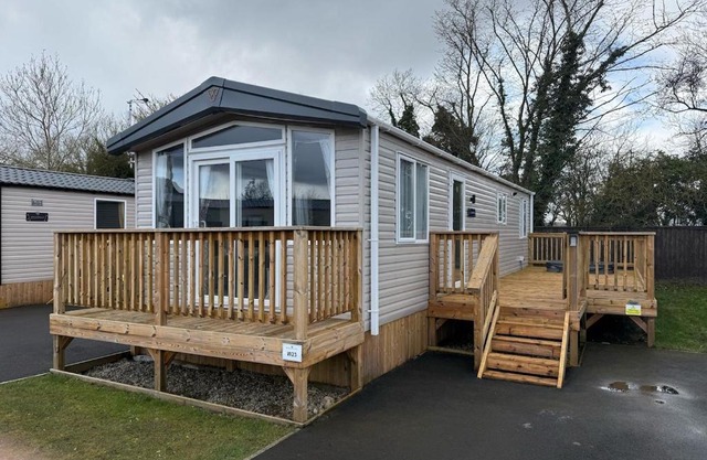 Grey Goose Lodge with hot tub at Brickyard Lakes