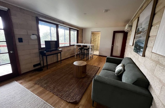 Grey Gum - spacious one bedroom apartment