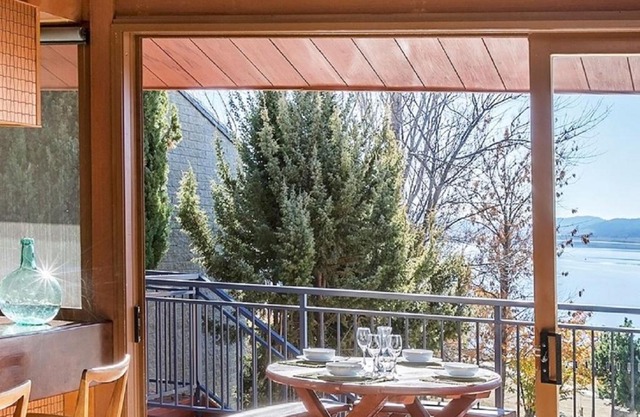 Grey Kangaroo - 2BR l Lake Front l Pet Friendly l Air-Con l BBQ l WiFi