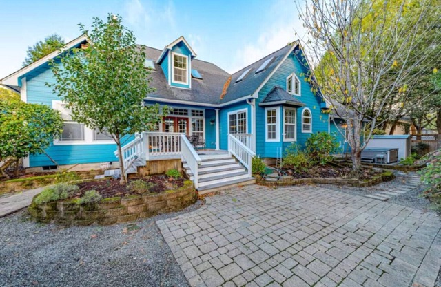 Dog-friendly, riverfront home on a cliff w/river views, private hot tub.