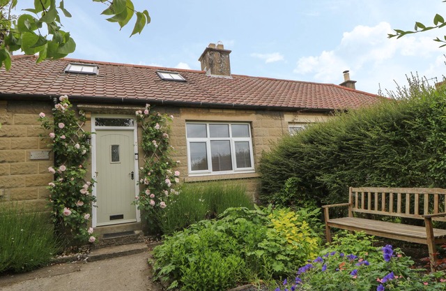 GRIFF LODGE, family friendly, with open fire in Harome