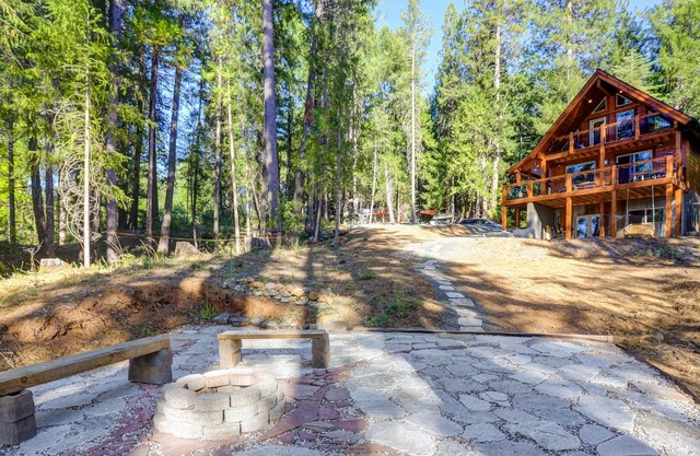 Griffin's Lair | Rower’s Paradise | Modern Lakefront Cabin with Pool Table