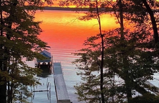 Grindstone Lake-Hayward 4-bedroom lakefront cabin. Wi-Fi, AC and superb fishing!
