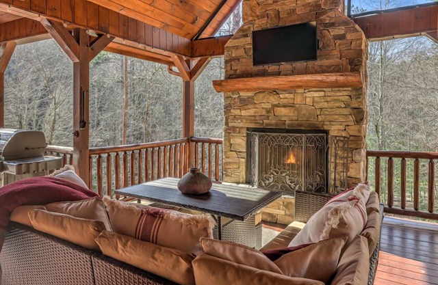 Grizzley Gulch - Hot Tub | Arcade Game | Firepit | Outdoor Fireplace | Duck Pond View
