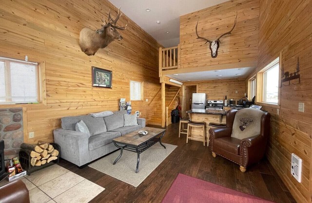 Moose Cabin - Near Yellowstone & National Forest - Private Hot Tub
