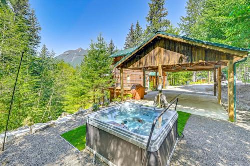 Grizzly Tower Packwood Cabin with Hot Tub!