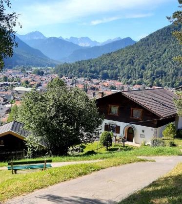 Große Ferienwohnung in Hanglage mit traumhaftem Bergblick