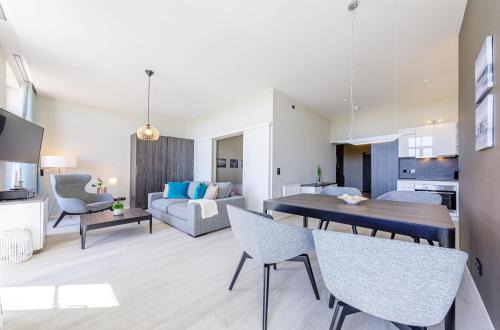 Große Welle - Moderne 2,5-Zimmer Ferienwohnung mit Südbalkon und Boddenblick