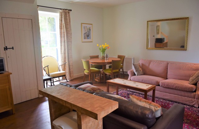 Grooms Cottage - a cottage that sleeps 4 guests in 2 bedrooms