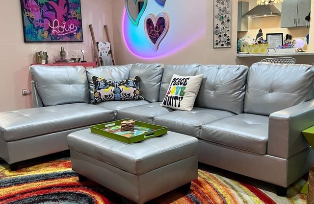 Groovy House-King Bed-Pets-Patio-Fence yrd