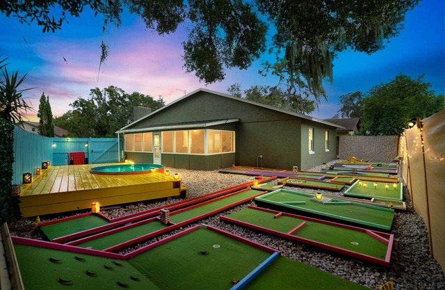 Groovy Playhouse Getaway 4 bdrm near Legoland