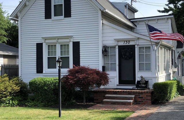 Encantadora casa reformada de Grosse Pointe de principios de siglo, amueblada